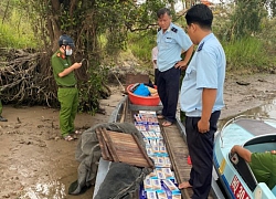 An Giang: 'Bỏ quên' xuồng gỗ chở 15.000 bao thuốc lá lậu trên kênh Vĩnh Tế