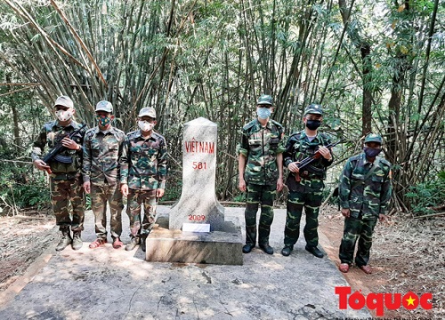 "Bao giờ hết dịch, ba về đưa con đi chữa bệnh", lời hứa của chiến sỹ biên phòng với con nhỏ làm lay động trái tim nhiều người