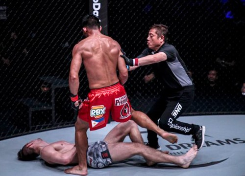 Cú đấm uy lực khủng khiếp khiến đối thủ bất tỉnh ngỡ ngàng ở MMA châu Á