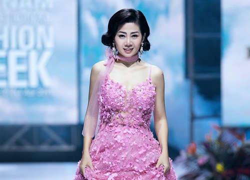 Đấu giá chiếc váy Mai Phương từng catwalk lúc mang bệnh để gây quỹ cho bé Lavie