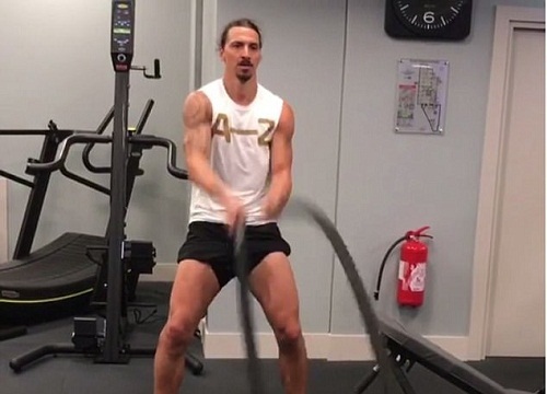 "Gã cuồng gym" CR7, Zlatan Ibrahimovic, Sanchez khoe body núi đá khi ở nhà