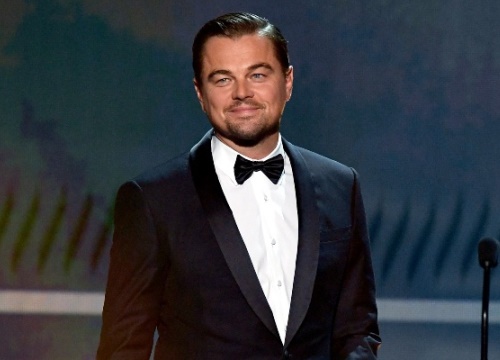 Leonardo DiCaprio bắt tay với Tim Cook