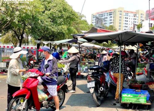 Ngày đầu 'cách ly toàn xã hội': Phố phường TP.HCM vẫn nhộn nhịp, chợ vẫn đông