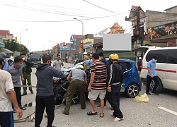 Tông lật xe 3 bánh, ô tô con nát nửa thân trái và những hình ảnh hiện trường gây hoảng hốt