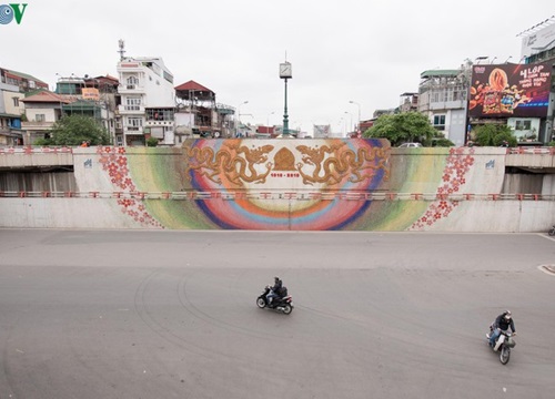 Người Hà Nội đeo khẩu trang phòng chống Covid-19, đón "rét nàng Bân"