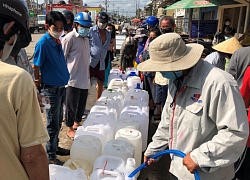 'Người lạ' giúp dân bị xâm nhập mặn trong những ngày cách ly phòng dịch Covid-19