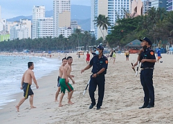 Nha Trang ra quân cưỡng chế người tắm biển