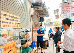 Những hàng ăn nổi tiếng Hà Nội gọi hàng qua khe cửa, chăng dây tạo vùng an toàn, bất cứ ai đặt hàng phải đeo khẩu trang đúng chuẩn