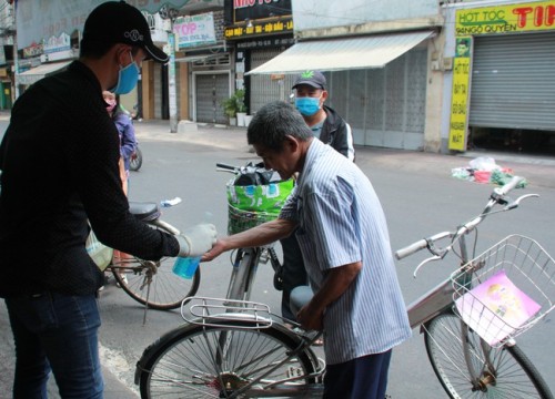 Quán cơm TP.HCM phát cơm miễn phí cho người bán vé số