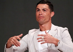 Ronaldo trở thành tỷ phú bóng đá đầu tiên