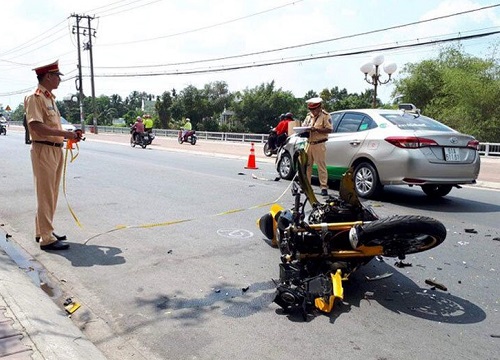 Thanh niên bị 2 người đàn ông đá vào bụng sau va chạm giao thông và pha đảo ngược tình thế ngay sau đó