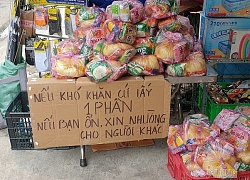 Thấy người đàn ông nhặt ve chai đi ngang qua, chàng trai vội ôm túi gạo và bịch khẩu trang ra biếu nhưng phản ứng của chú khiến ai cũng bất ngờ