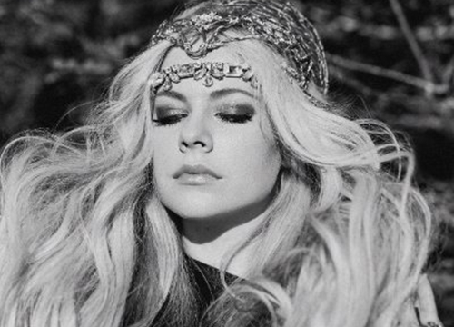 Avril Lavigne ra mắt ca khúc "We Are Warriors", toàn bộ lợi nhuận thu về dùng giúp đỡ cộng đồng khó khăn trong mùa dịch