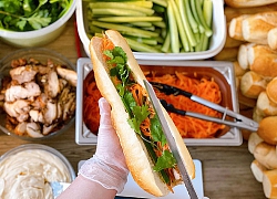 Bạn trẻ Việt tặng bánh mì cho bác sĩ tuyến đầu chống dịch tại Pháp