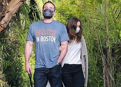 Ben Affleck đeo khẩu trang, tình tứ đi dạo cùng bạn gái kém 16 tuổi