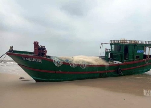 Chiếc tàu "ma", nghi tàu cá Trung Quốc trôi dạt vào biển Quảng Bình