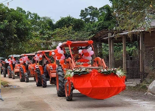 Chú rể rước dâu bằng 5 máy cày