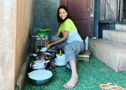 Đây là hai món đồ mà H'Hen Niê vừa được mẹ tặng, giản đơn nhưng đong đầy tình thương