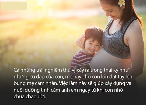 Em gái đang khóc ngằn ngặt đòi mẹ, anh trai 2 tuổi đã nhanh trí nghĩ ra cách dỗ em hiệu quả tức thì