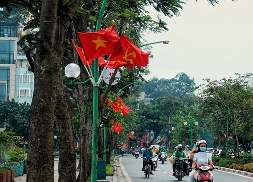 Hà Nội, TP.HCM rực rỡ cờ đỏ mừng 45 năm ngày thống nhất đất nước