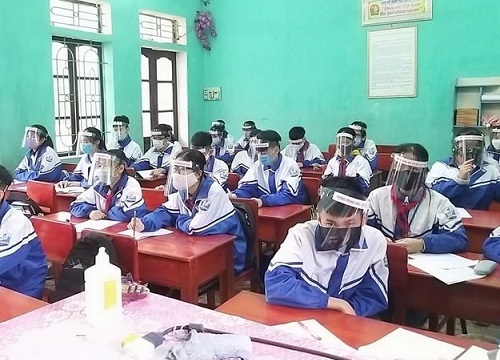 Học sinh Nam Định đội mũ chắn giọt bắn, đeo khẩu trang trong lớp