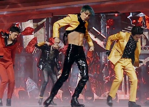 Kai (EXO) chuộng khoe múi bụng, mặc áo crop-top như sao nữ