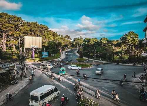 Khung cảnh trái ngược khi dân tình đang đổ xô lên Đà Lạt lúc này: Đường đi từ các tỉnh chật cứng, trong khi trung tâm thành phố vẫn khá thông thoáng