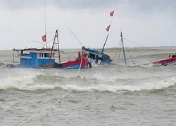 Lốc xoáy quật chìm tàu cá, 31 ngư dân Quảng Nam rơi xuống biển