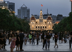 Sài Gòn nhộn nhịp trong buổi tối nghỉ lễ đầu tiên: Khu vực trung tâm dần trở nên đông đúc, nhiều người lo sợ vẫn "kè kè" chiếc khẩu trang bên mình