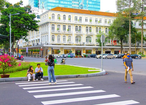 Người trẻ hào hứng 'check in' công viên Lam Sơn, trước Nhà hát Thành phố