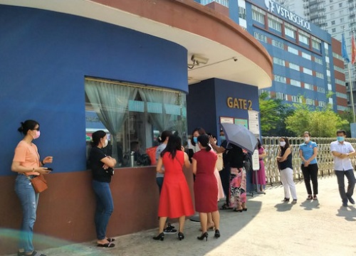 Nhiều phụ huynh đến Trường Sao Việt (VStar School) phản ứng việc thu học phí