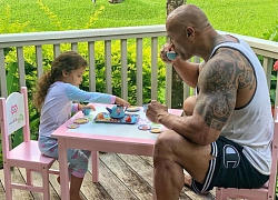 The Rock: Gã khổng lồ Hollywood và những khoảnh khắc "nhỏ bé" ngỡ ngàng trước vợ con