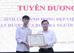 Tuyên dương nam sinh trả lại của rơi