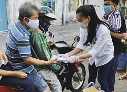 Á hậu Kim Duyên tặng 5 tấn gạo cho người nghèo