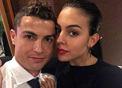 Bạn gái cắt tóc cho C. Ronaldo