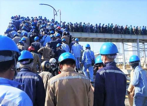 Covid-19: Hàng nghìn công nhân Hòa Phát Dung Quất chen chúc nhau qua cổng