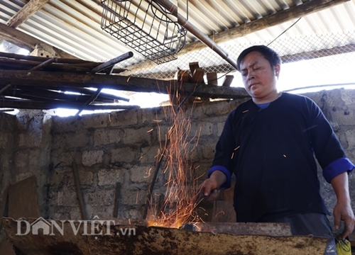 Gắn nghề rèn truyền thống với du lịch, người Mông Yên Bái khấm khá