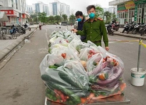 Hình ảnh ấm lòng khiến dân mạng tự hào tình người Việt Nam giữa khi cư dân một tòa chung cư bị phong tỏa vì có 2 vợ chồng dương tính với Covid-19