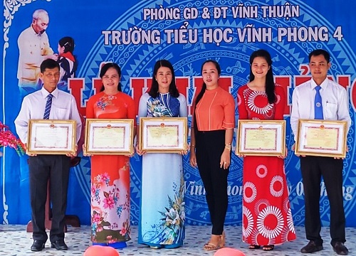 Những điều đã đánh mất của Hiệu trưởng "đóng kịch" nhận danh hiệu thi đua