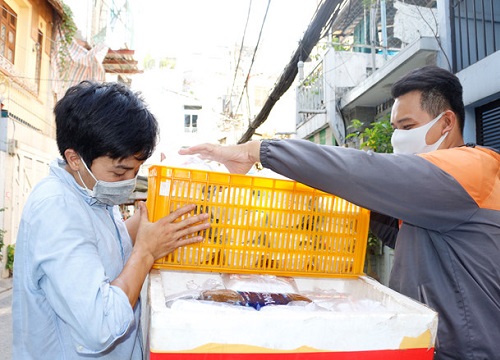 Phát cơm, khẩu trang, nước rửa tay... cho người nghèo trong những ngày cách ly xã hội