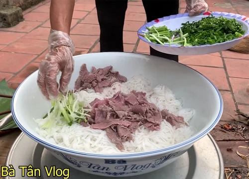 Bà Tân được con trai làm tặng hẳn chiếc bát to "khủng bố", liền làm ngay một bát phở siêu to khổng lồ giữa mùa dịch