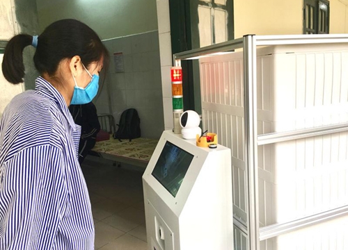 Bác sĩ tương tác với bệnh nhân COVID-19 thông qua robot "made in Vietnam"