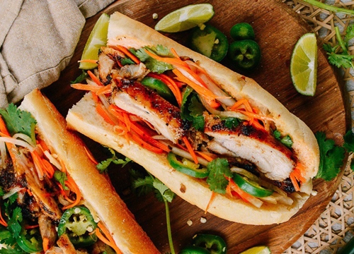 Bí quyết làm bánh mì kẹp thịt gà vàng giòn, thơm ngon cho bữa sáng