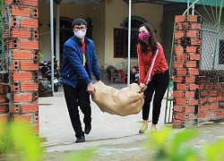 Câu chuyện ấm lòng về nhóm giảng viên trường Đại học Hà Tĩnh đi từng nhà dân kêu gọi quyên góp nhu yếu phẩm cho khu cách ly 1.000 người