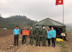 Cha mất, người lính nghẹn ngào thắp hương tiễn biệt cha từ đơn vị ở biên giới