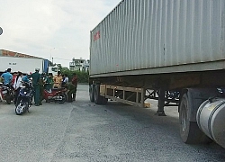 CLIP: Trượt dài qua gầm xe container phóng nhanh, thanh niên thoát chết nhờ "lọt khe" đúng lúc