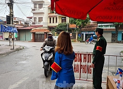 Cô gái khuyết tật một tay xung phong tham gia chốt chặn dịch COVID-19