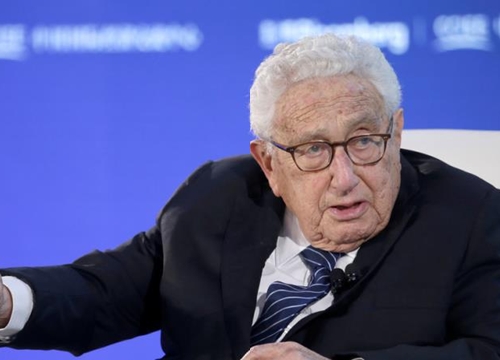 Cựu Ngoại trưởng Kissinger: 'Mỹ không thể một mình đánh bại Covid-19'