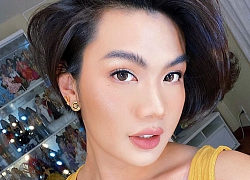 Đào Bá Lộc khoe ảnh make up sương sương ôm "chồng" đi ngủ, lộ luôn tủ búp bê khủng giá trị đến trăm triệu đằng sau