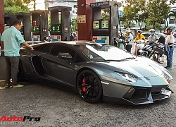 Đổ xăng đầy bình cho Lamborghini Aventador giờ chỉ tiêu tốn của đại gia Việt bao nhiêu tiền?